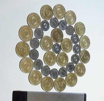 image:Standing Pentagonal Rose / Mandala of coins of Argentina and Uruguay (centre and r2:  Uruguay 1peso 1989; r1 and r3: Argentina 5 cvs 2009)           